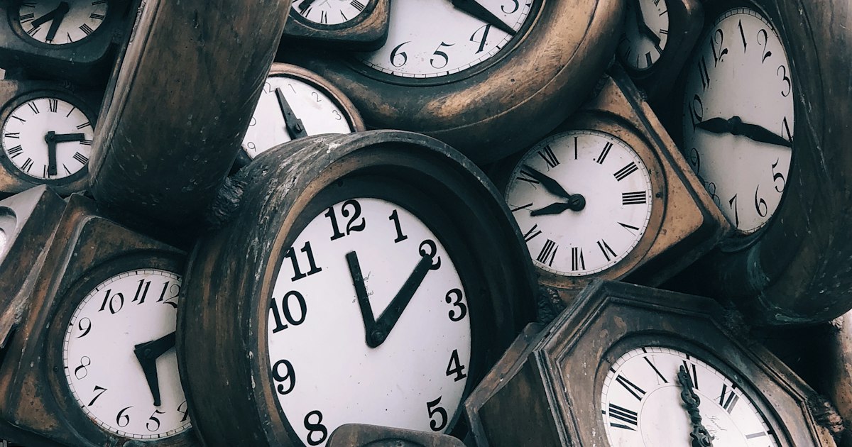 Clock on a desk marking a 30-minute session