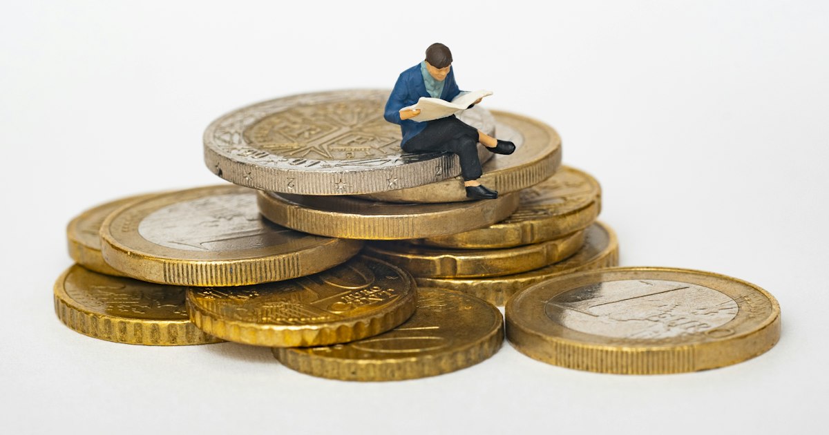 Coins and a notebook weighing free against paid advice