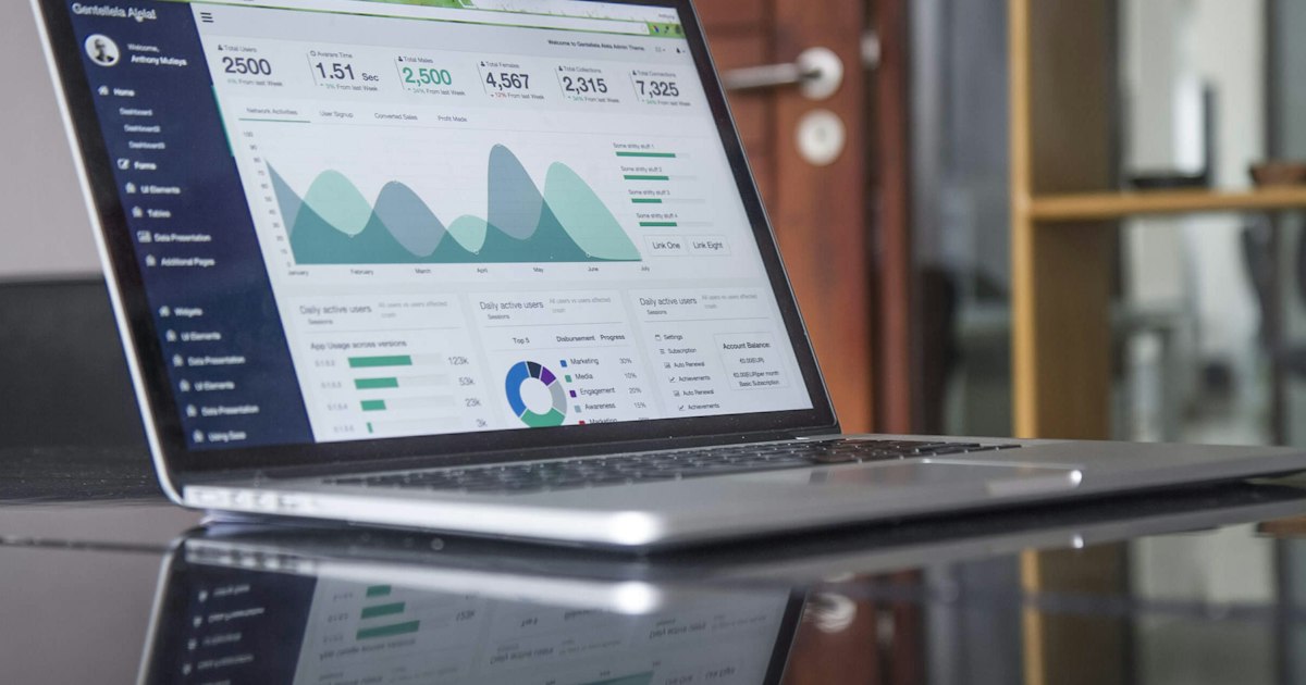 A person talking to an SEO consultant online